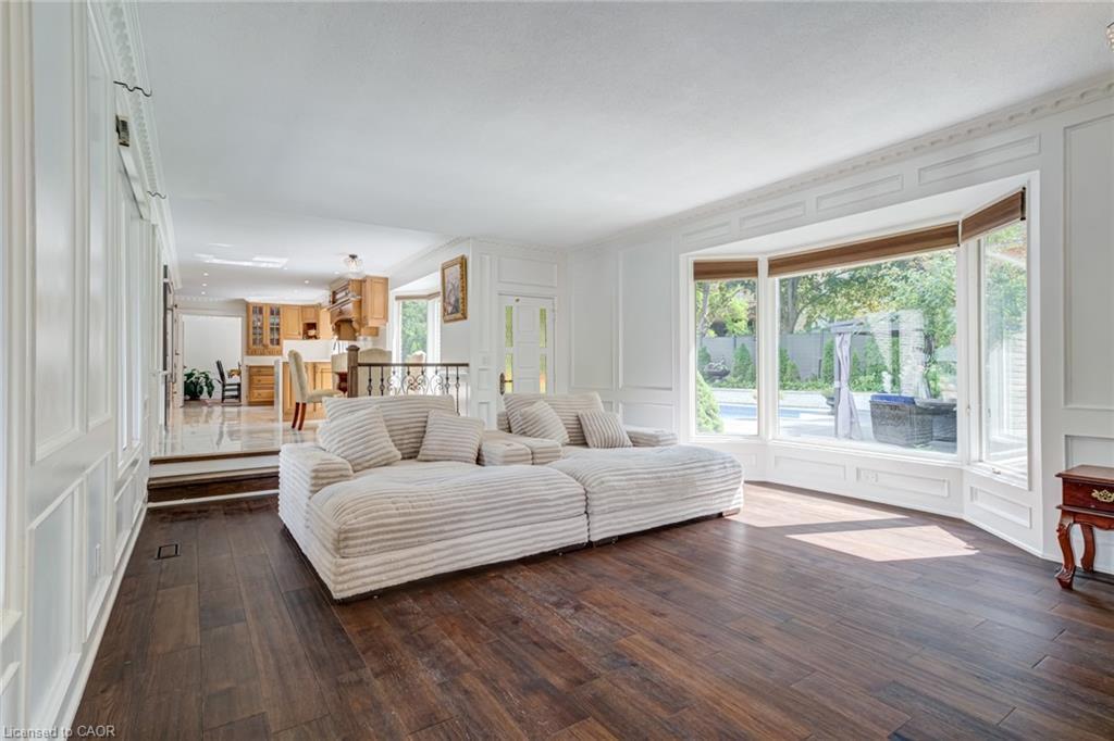 28 Stonegate Drive, Hamilton, ON - Indoor Photo Showing Living Room