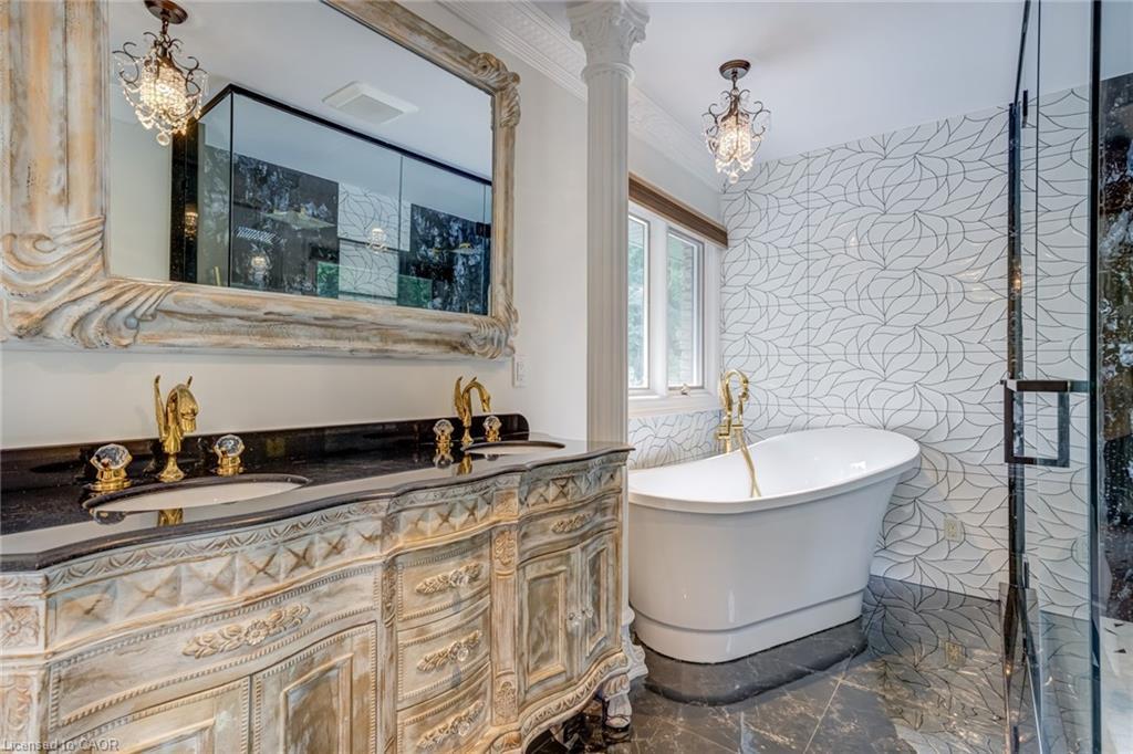 28 Stonegate Drive, Hamilton, ON - Indoor Photo Showing Bathroom