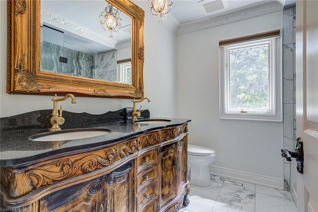 28 Stonegate Drive, Hamilton, ON - Indoor Photo Showing Bathroom