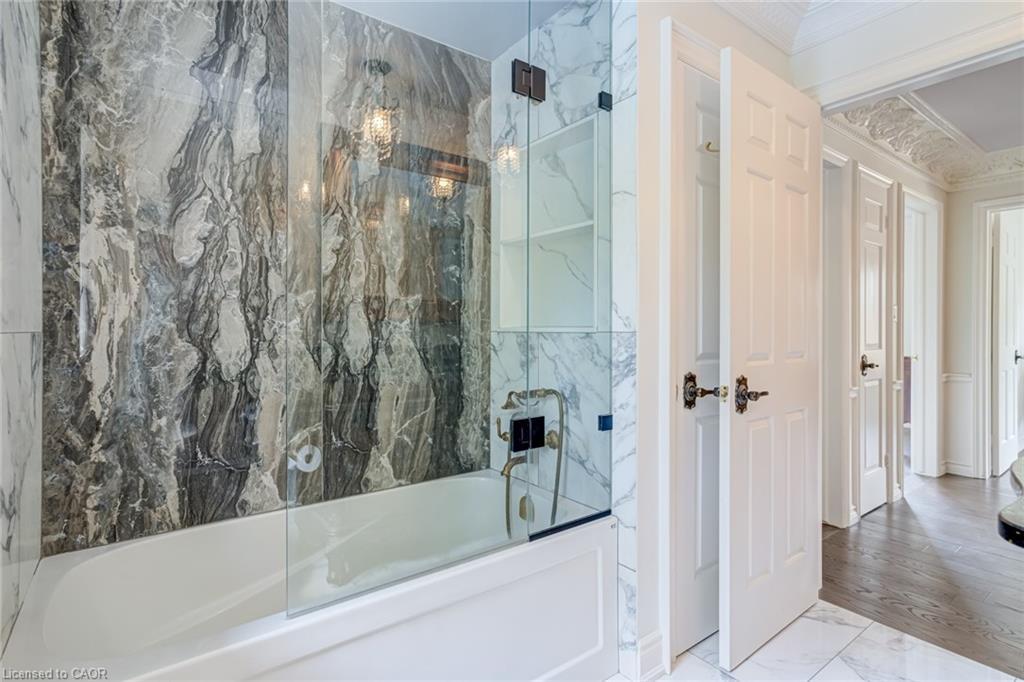 28 Stonegate Drive, Hamilton, ON - Indoor Photo Showing Bathroom