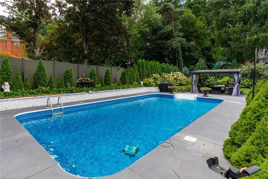 28 Stonegate Drive, Hamilton, ON - Outdoor With In Ground Pool With Deck Patio Veranda With Backyard