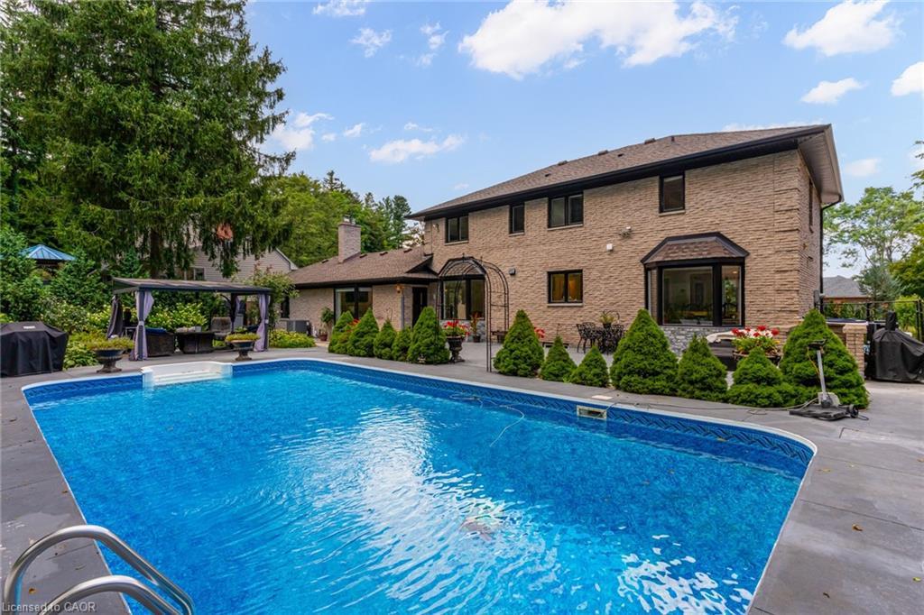 28 Stonegate Drive, Hamilton, ON - Outdoor With In Ground Pool With Deck Patio Veranda With Backyard