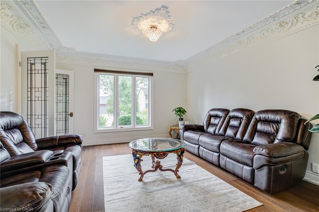 28 Stonegate Drive, Hamilton, ON - Indoor Photo Showing Living Room