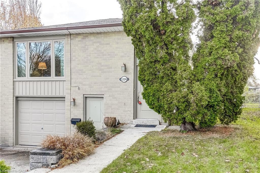 1324 Consort Crescent, Burlington, ON - Outdoor