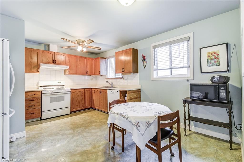 1324 Consort Crescent, Burlington, ON - Indoor Photo Showing Kitchen