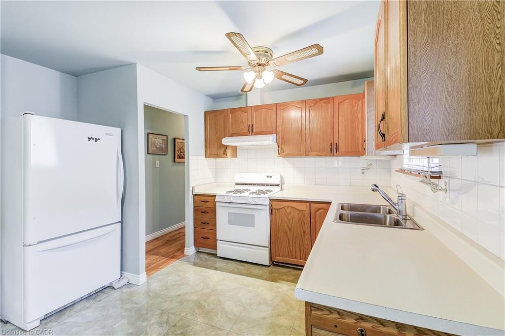 1324 Consort Crescent, Burlington, ON - Indoor Photo Showing Kitchen With Double Sink