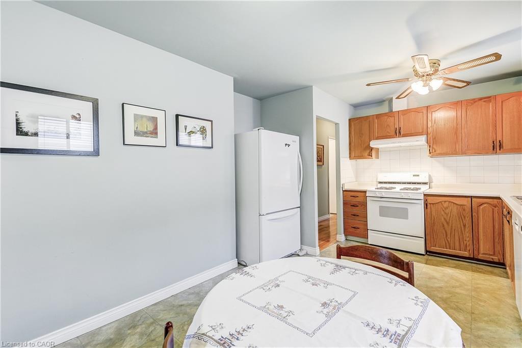1324 Consort Crescent, Burlington, ON - Indoor Photo Showing Kitchen