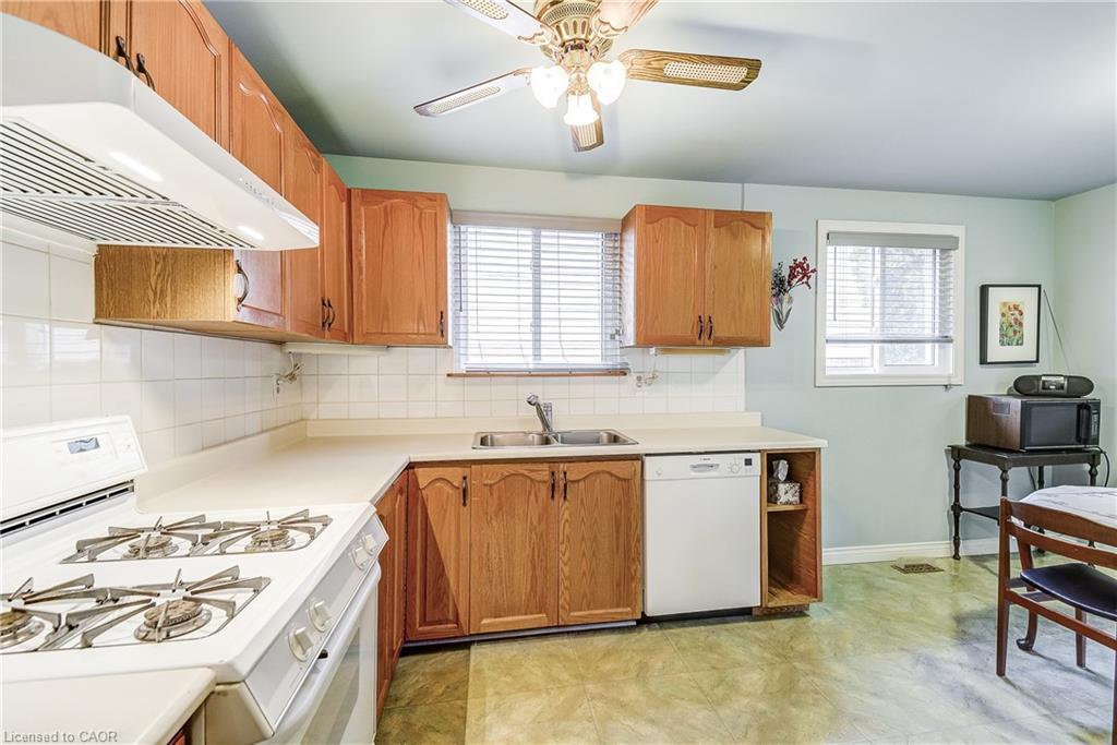 1324 Consort Crescent, Burlington, ON - Indoor Photo Showing Kitchen With Double Sink