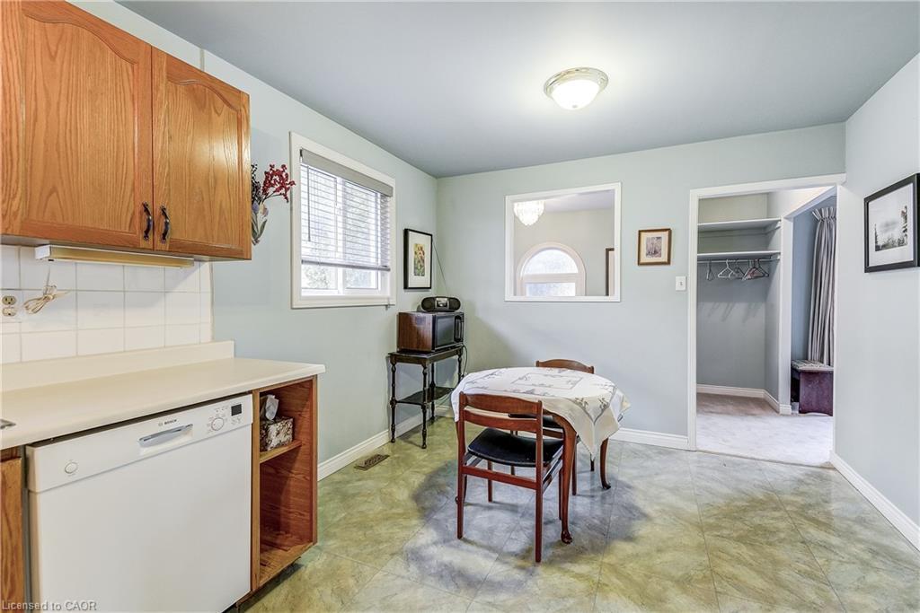 1324 Consort Crescent, Burlington, ON - Indoor Photo Showing Kitchen