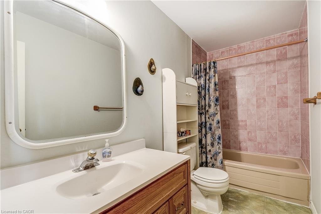 1324 Consort Crescent, Burlington, ON - Indoor Photo Showing Bathroom