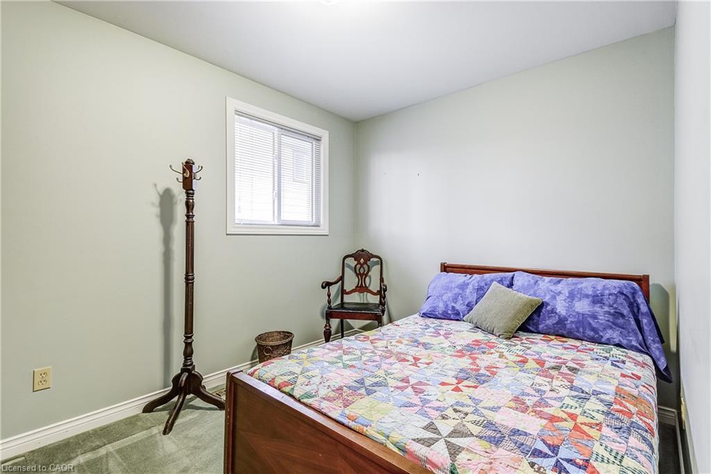 1324 Consort Crescent, Burlington, ON - Indoor Photo Showing Bedroom