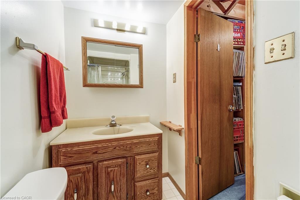 1324 Consort Crescent, Burlington, ON - Indoor Photo Showing Bathroom