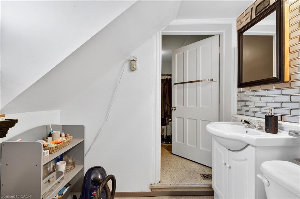 79 Murray Street E, Hamilton, ON - Indoor Photo Showing Bathroom