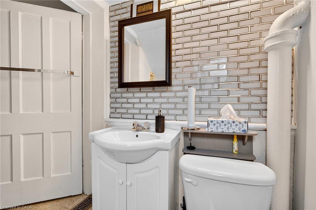79 Murray Street E, Hamilton, ON - Indoor Photo Showing Bathroom