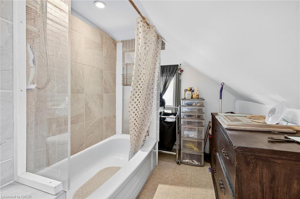 79 Murray Street E, Hamilton, ON - Indoor Photo Showing Bathroom