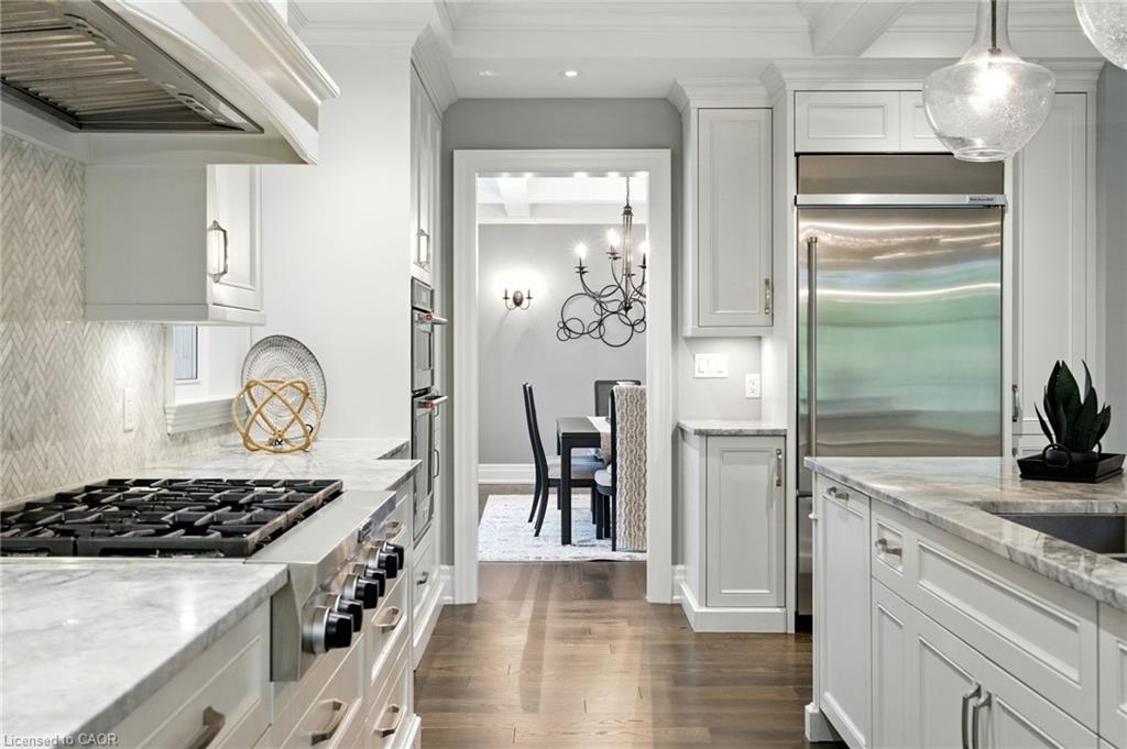 391 Patricia Drive, Burlington, ON - Indoor Photo Showing Kitchen With Upgraded Kitchen