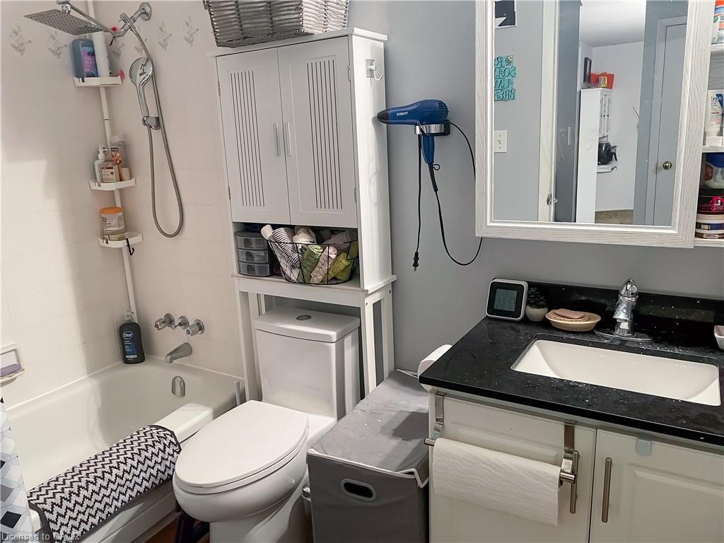 116-130 Conway Drive, London, ON - Indoor Photo Showing Bathroom