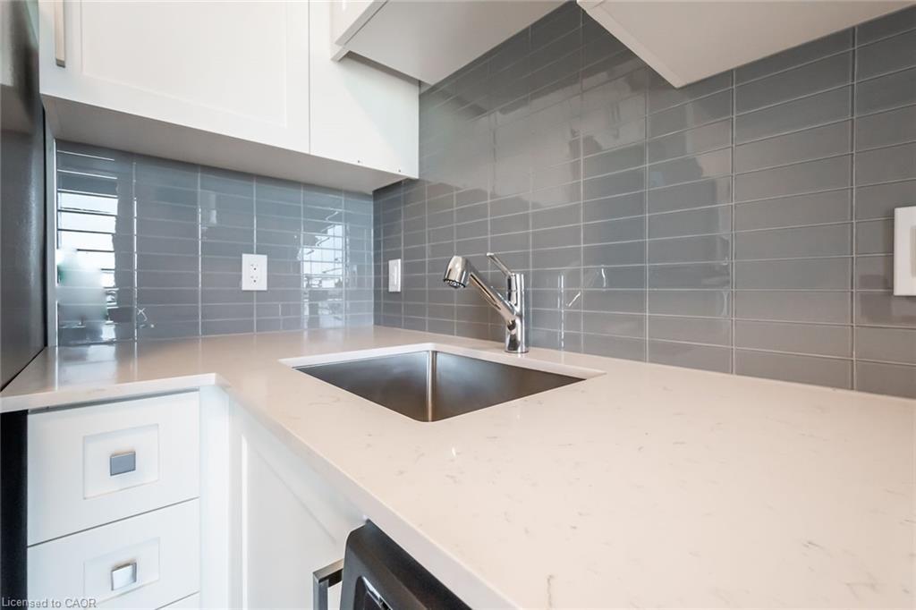 1503-15 Queen Street S, Hamilton, ON - Indoor Photo Showing Kitchen