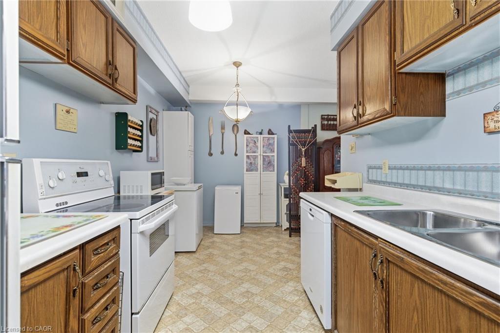 101-190 Highway 20 W, Pelham, ON - Indoor Photo Showing Kitchen With Double Sink