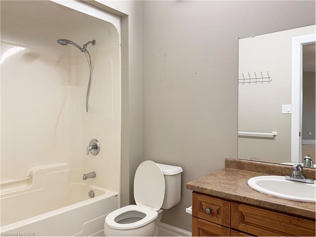 202-685 Myers Road, Cambridge, ON - Indoor Photo Showing Bathroom