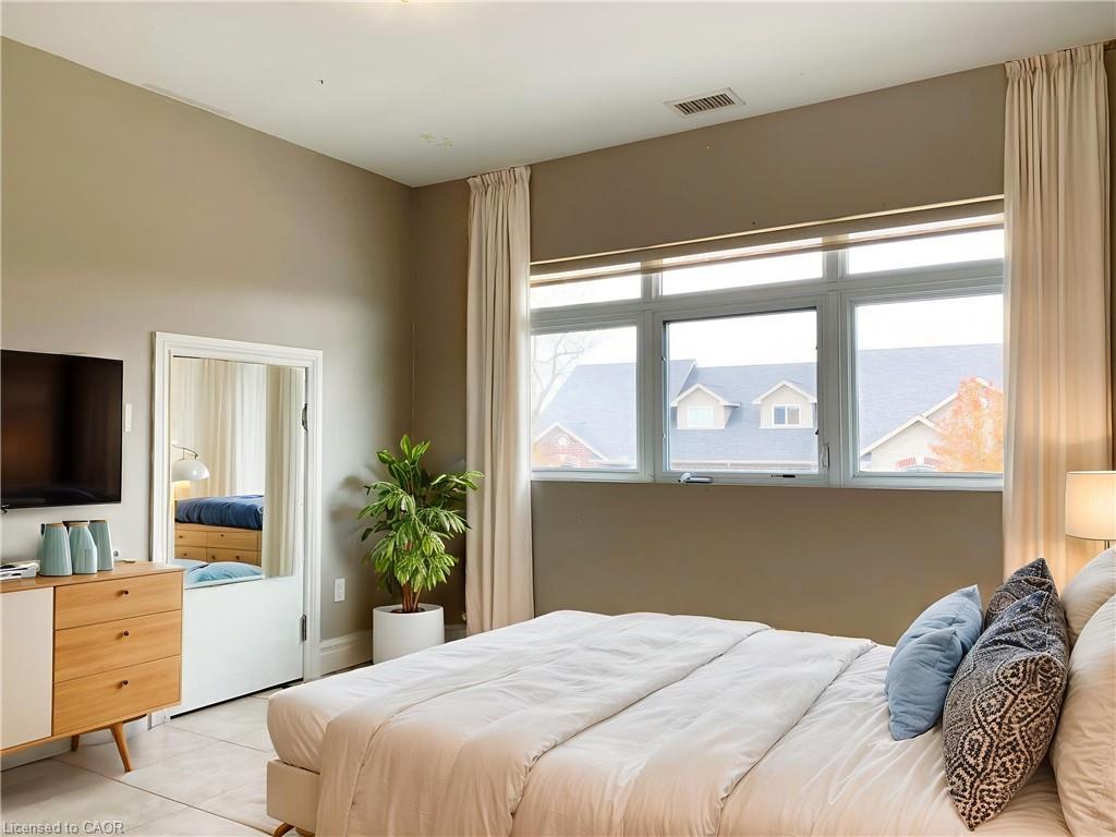 202-685 Myers Road, Cambridge, ON - Indoor Photo Showing Bedroom
