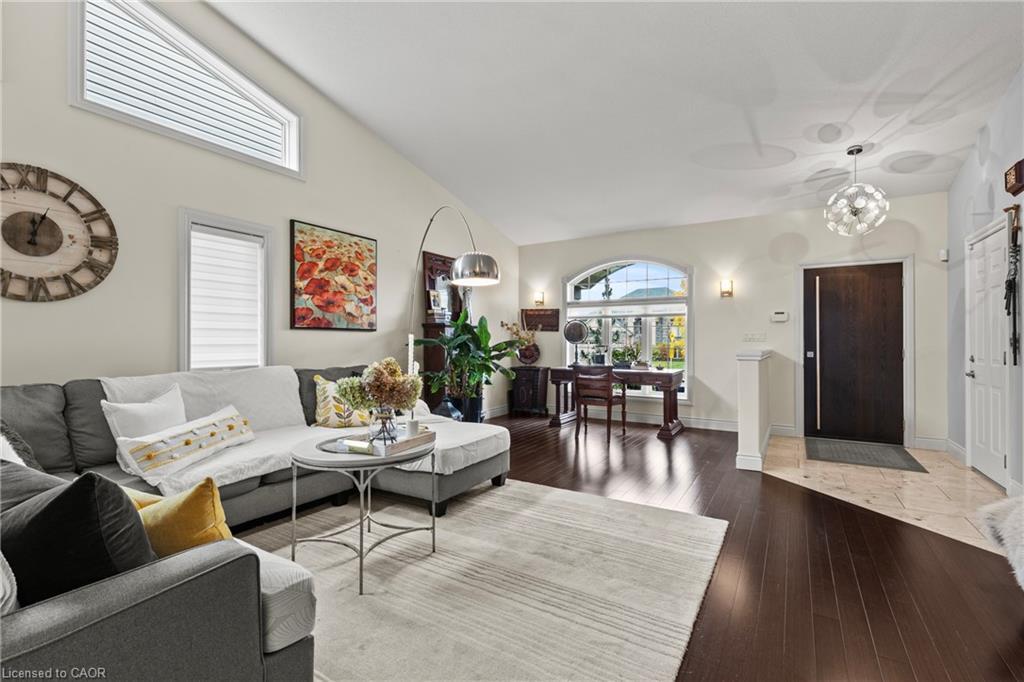 9147 Hendershot Boulevard, Niagara Falls, ON - Indoor Photo Showing Living Room