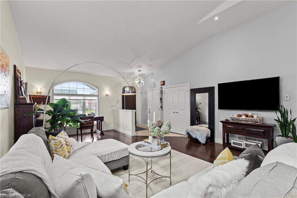 9147 Hendershot Boulevard, Niagara Falls, ON - Indoor Photo Showing Living Room