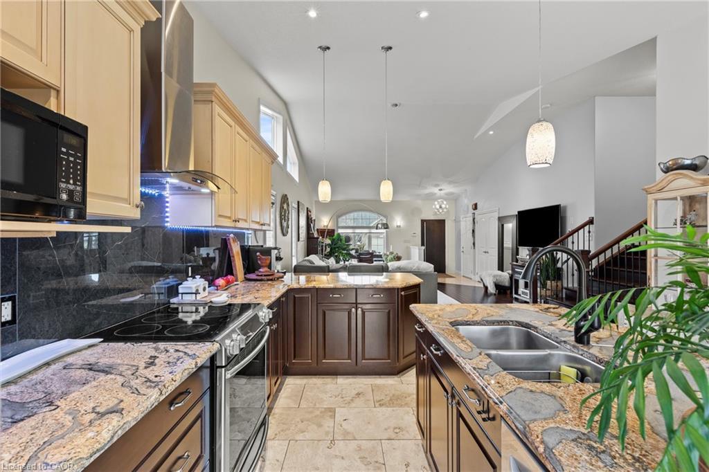 9147 Hendershot Boulevard, Niagara Falls, ON - Indoor Photo Showing Kitchen With Double Sink With Upgraded Kitchen