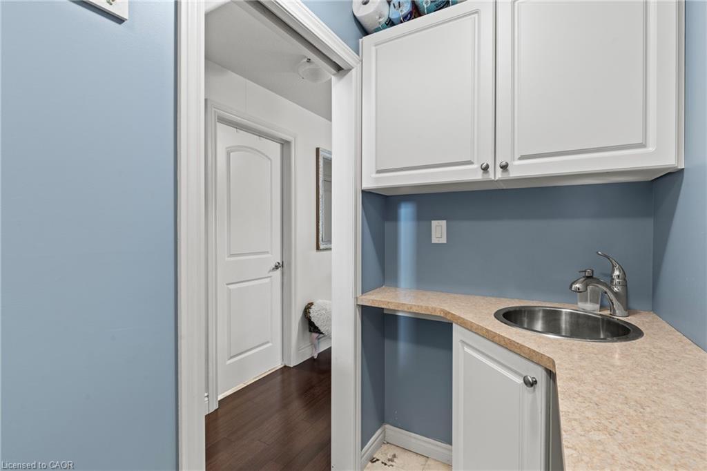 9147 Hendershot Boulevard, Niagara Falls, ON - Indoor Photo Showing Kitchen