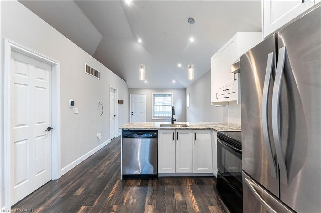 222 Kensington Avenue N, Hamilton, ON - Indoor Photo Showing Kitchen With Upgraded Kitchen