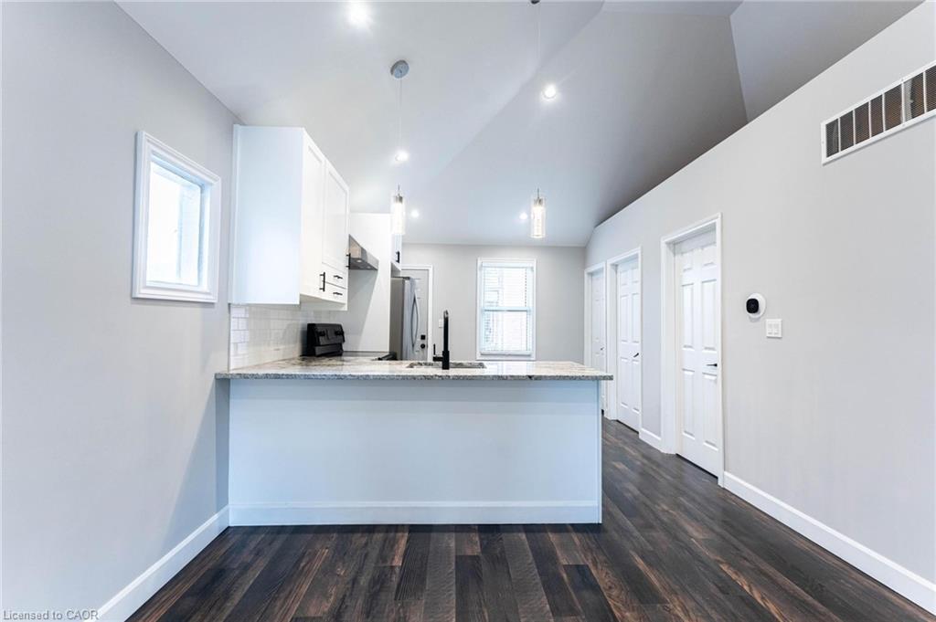 222 Kensington Avenue N, Hamilton, ON - Indoor