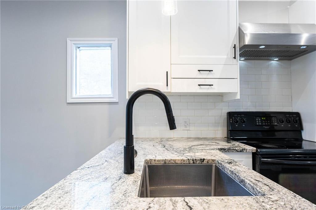 222 Kensington Avenue N, Hamilton, ON - Indoor Photo Showing Kitchen