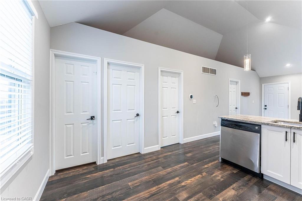 222 Kensington Avenue N, Hamilton, ON - Indoor Photo Showing Kitchen