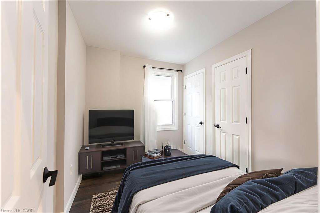 222 Kensington Avenue N, Hamilton, ON - Indoor Photo Showing Bedroom