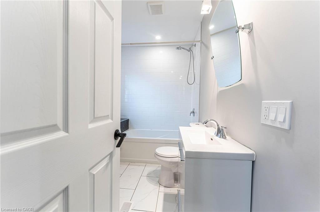222 Kensington Avenue N, Hamilton, ON - Indoor Photo Showing Bathroom