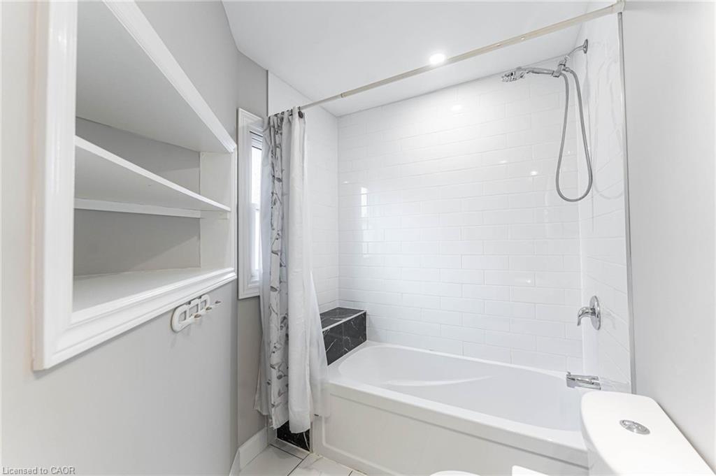 222 Kensington Avenue N, Hamilton, ON - Indoor