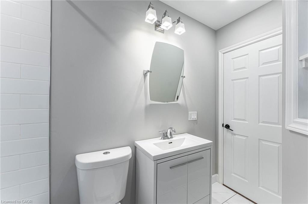 222 Kensington Avenue N, Hamilton, ON - Indoor Photo Showing Bathroom