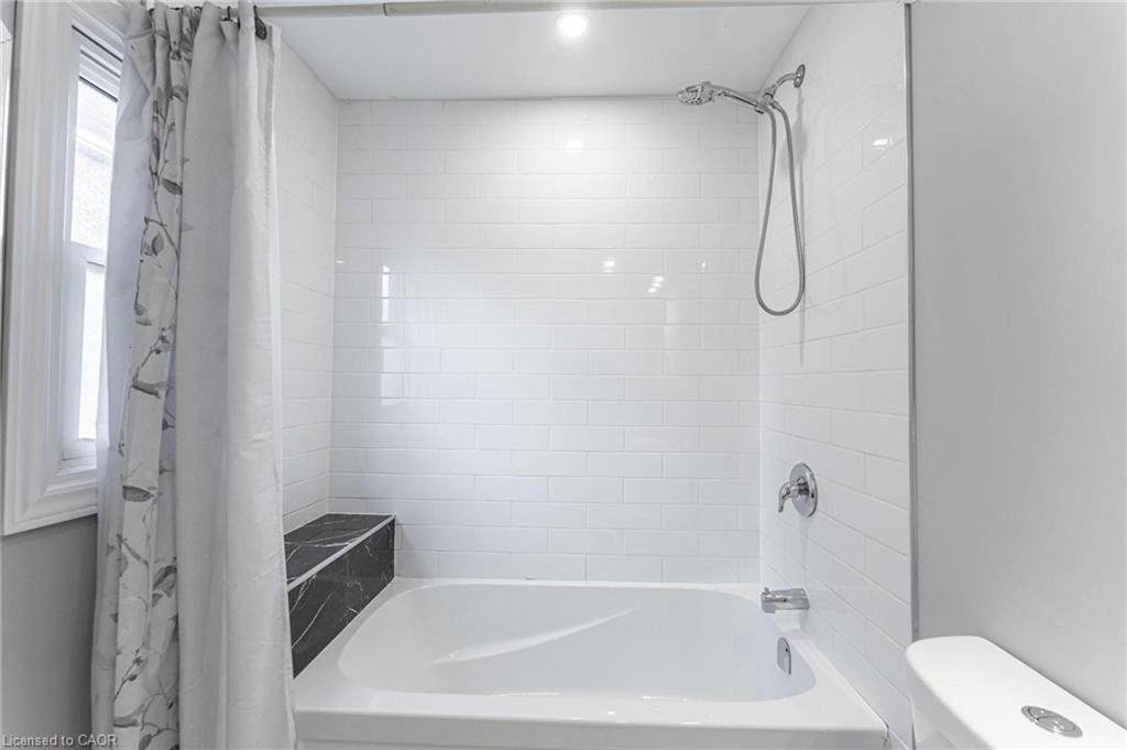 222 Kensington Avenue N, Hamilton, ON - Indoor Photo Showing Bathroom