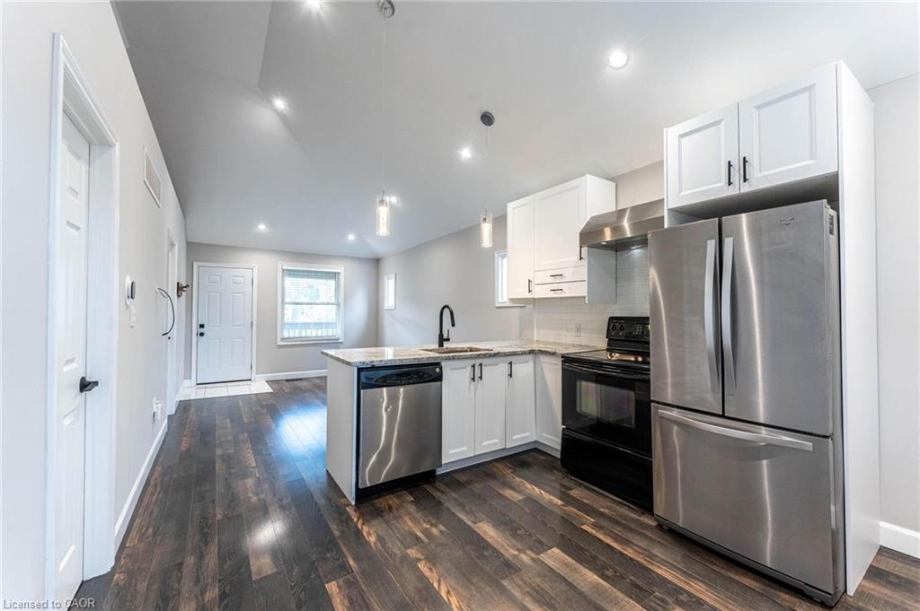 222 Kensington Avenue N, Hamilton, ON - Indoor Photo Showing Kitchen With Upgraded Kitchen
