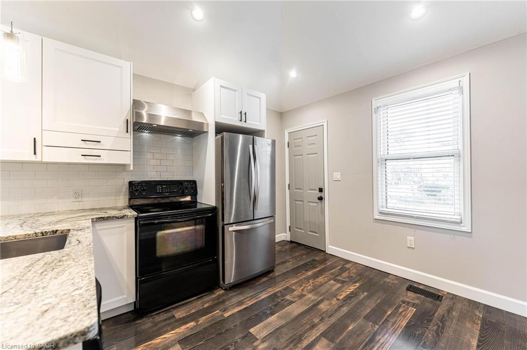 222 Kensington Avenue N, Hamilton, ON - Indoor Photo Showing Kitchen