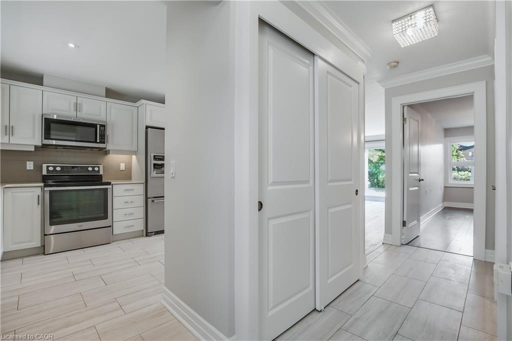 47 Szollosy Circle, Hamilton, ON - Indoor Photo Showing Kitchen