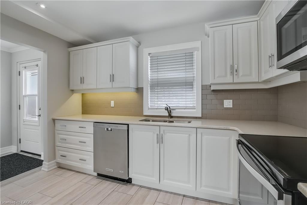 47 Szollosy Circle, Hamilton, ON - Indoor Photo Showing Kitchen With Double Sink
