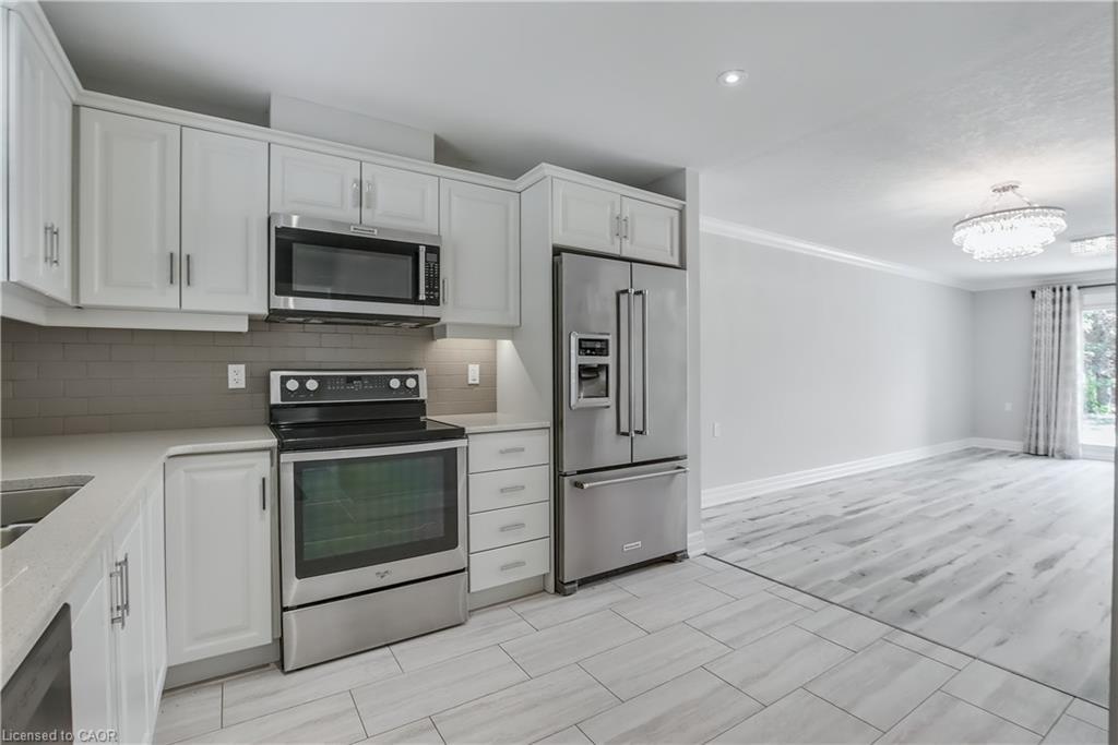 47 Szollosy Circle, Hamilton, ON - Indoor Photo Showing Kitchen