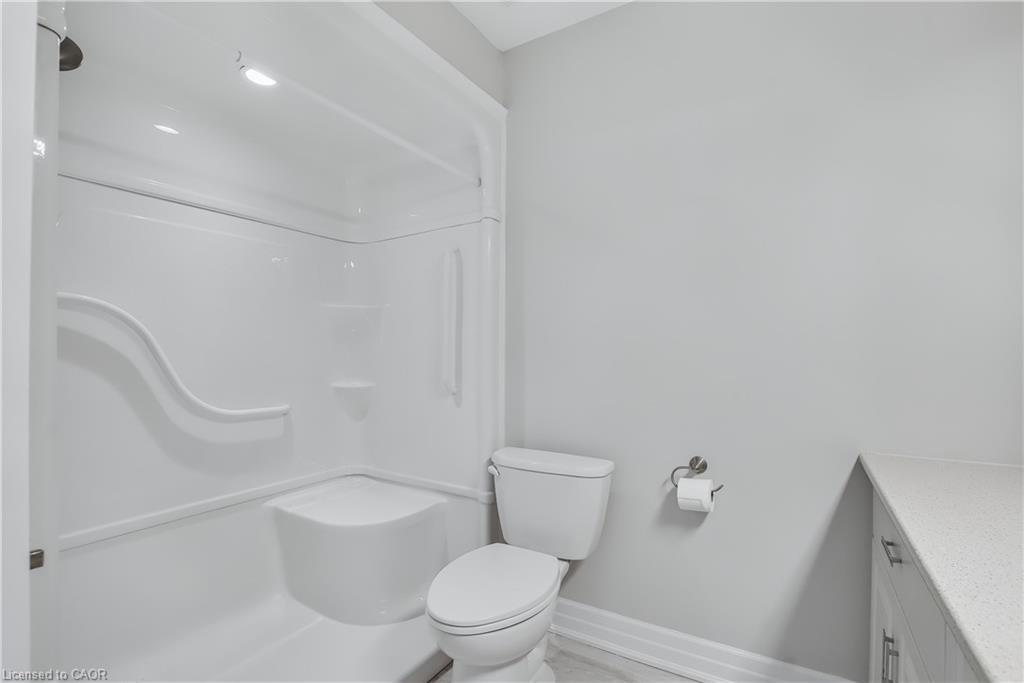 47 Szollosy Circle, Hamilton, ON - Indoor Photo Showing Bathroom