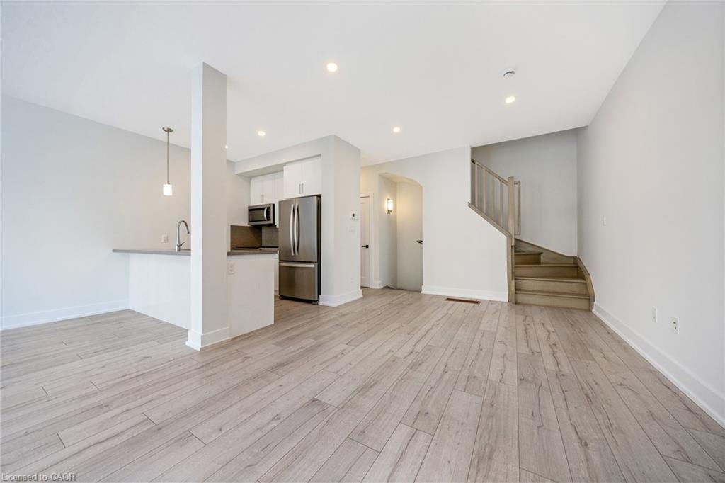11-33 Jarvis Street, Brantford, ON - Indoor Photo Showing Kitchen