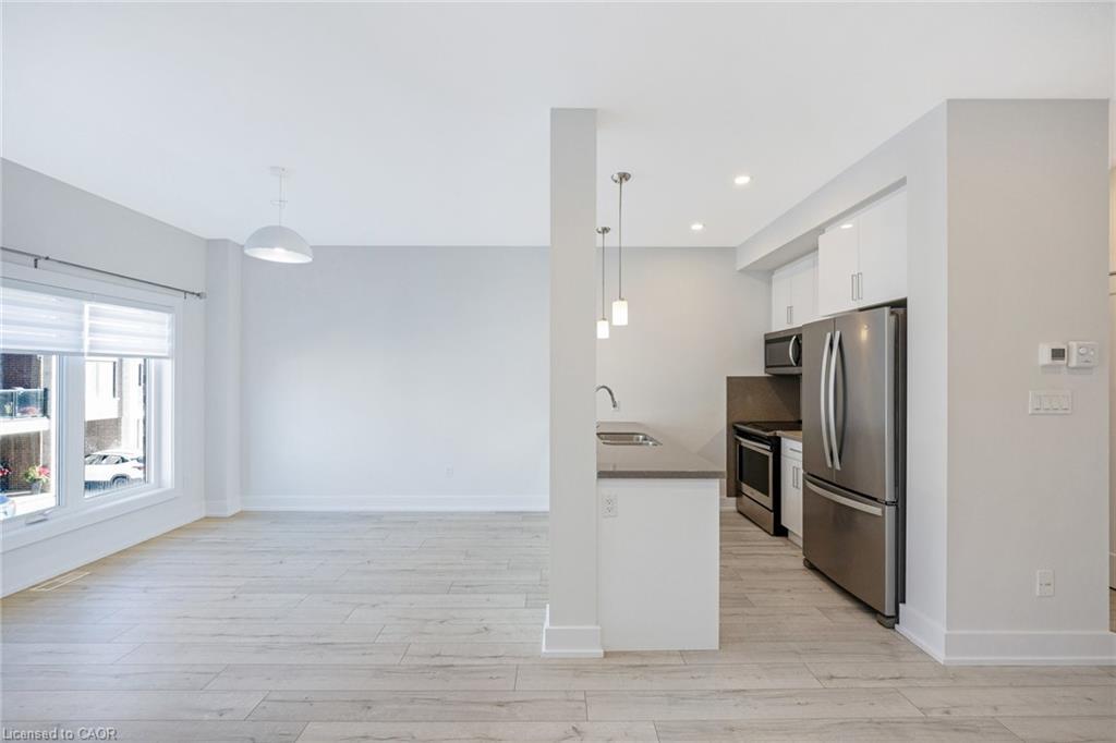 11-33 Jarvis Street, Brantford, ON - Indoor Photo Showing Kitchen