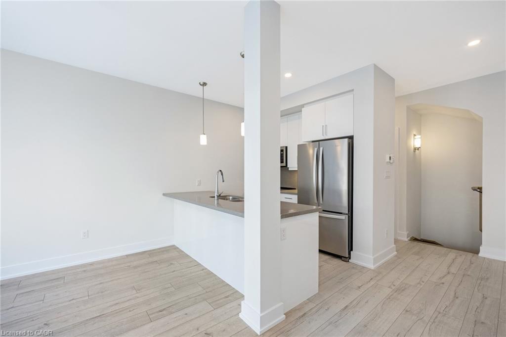 11-33 Jarvis Street, Brantford, ON - Indoor Photo Showing Kitchen