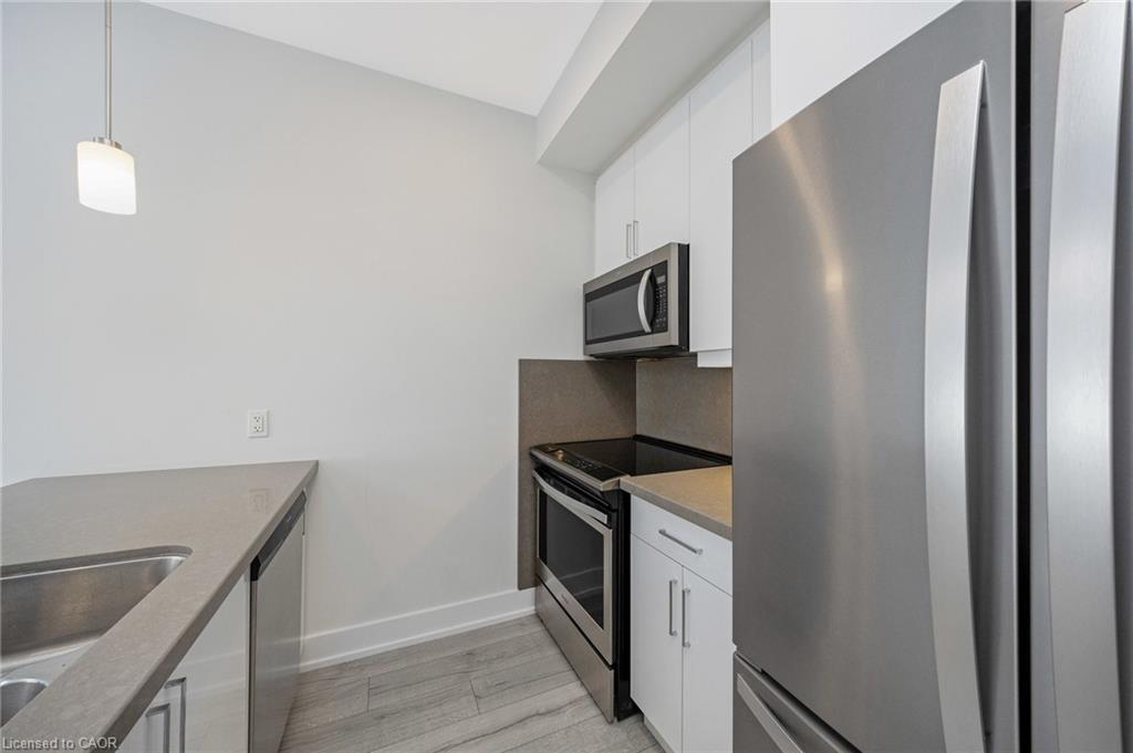11-33 Jarvis Street, Brantford, ON - Indoor Photo Showing Kitchen