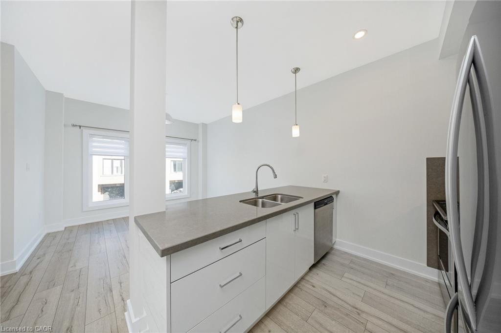 11-33 Jarvis Street, Brantford, ON - Indoor Photo Showing Kitchen With Double Sink With Upgraded Kitchen
