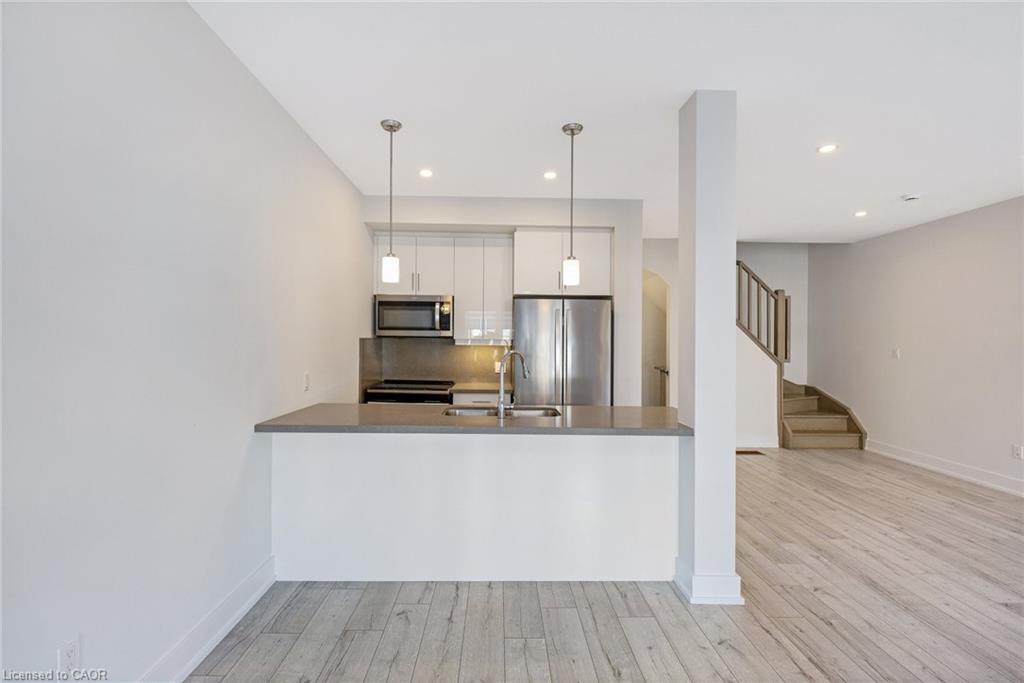 11-33 Jarvis Street, Brantford, ON - Indoor Photo Showing Kitchen